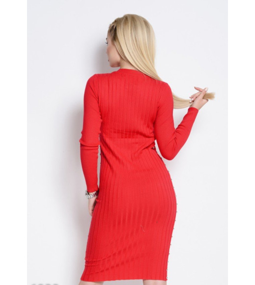 Красное платье из фактурного ангорового трикотажа с заклепками