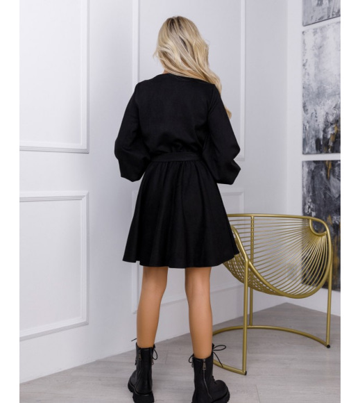 Черное замшевое приталенное платье