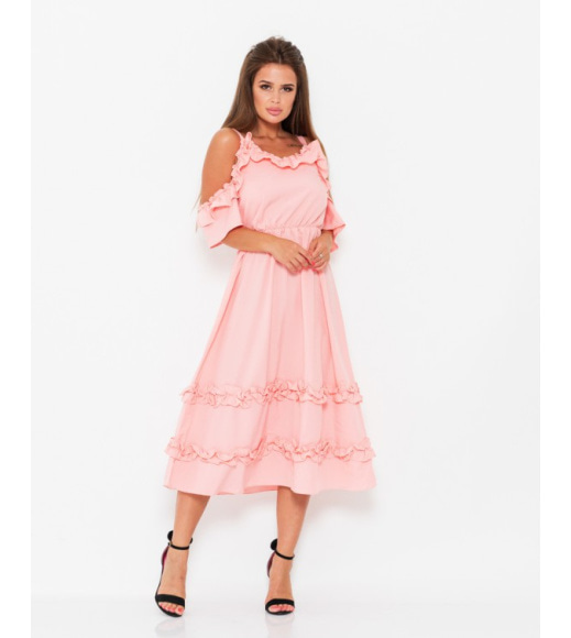 Розовое платье с рюшами и открытыми плечами