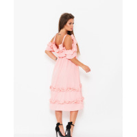 Розовое платье с рюшами и открытыми плечами