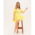 Желтое короткое платье с рукавами-фонариками