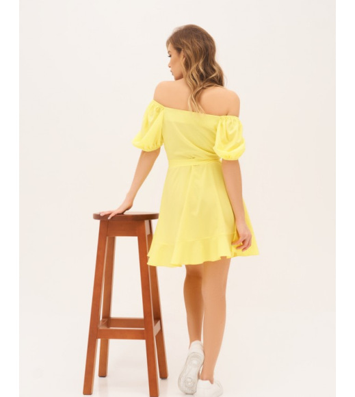 Желтое короткое платье с рукавами-фонариками