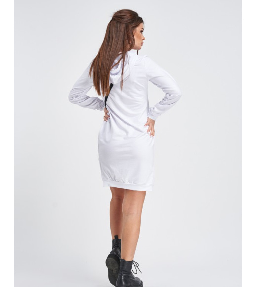 Біле трикотажне асиметричне плаття з капюшоном