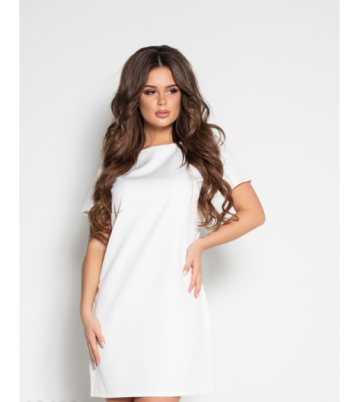 Белое платье с короткими рукавами и вырезом на спине