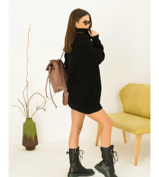 Черное объемное платье-свитер с хомутом