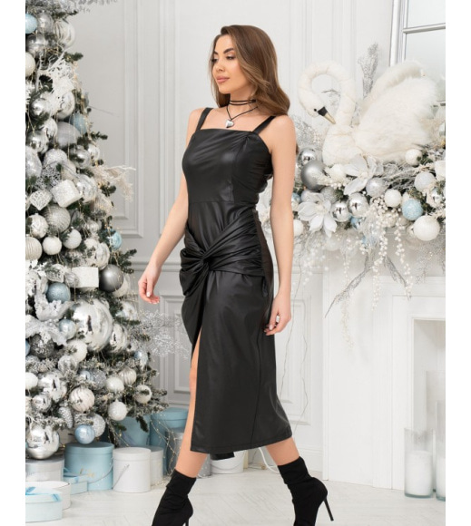 Черное кожаное платье с разрезом и драпировкой