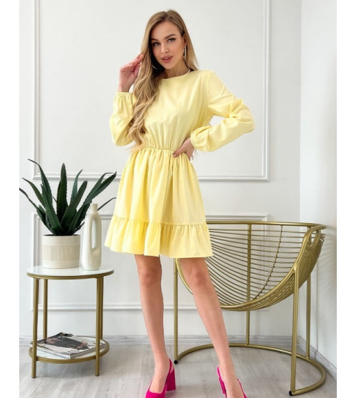 Жовта приталена сукня з воланом