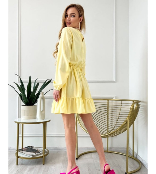 Жовта приталена сукня з воланом