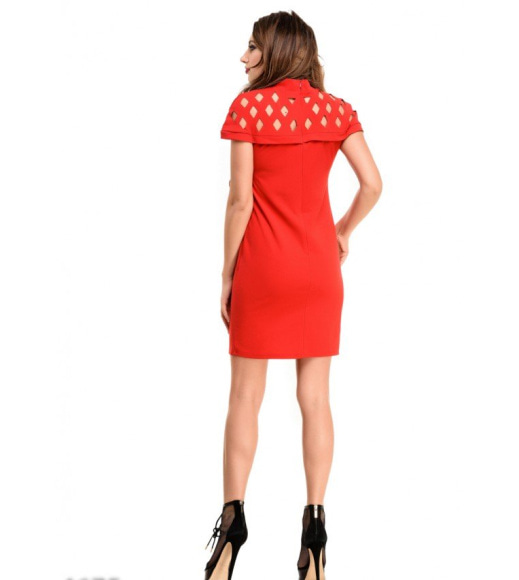 Красное облегающее платье с верхом оформленным переплетами