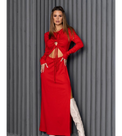 Красное трикотажное платье с вырезами