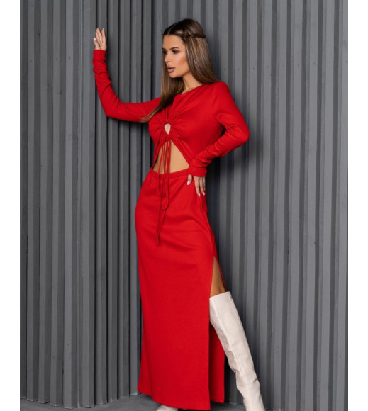 Красное трикотажное платье с вырезами
