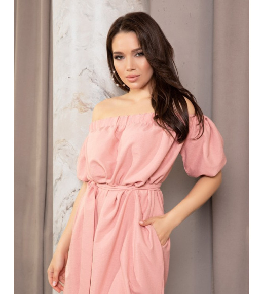 Розовое платье с открытыми плечами