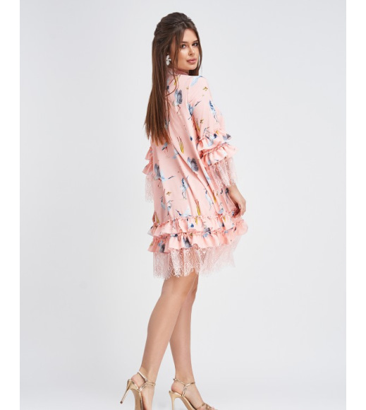 Персиковое принтованное платье с рюшами и кружевом