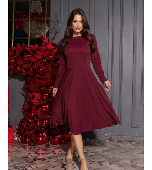 Темно-бордовое блестящее платье приталенного кроя
