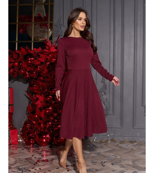 Темно-бордовое блестящее платье приталенного кроя