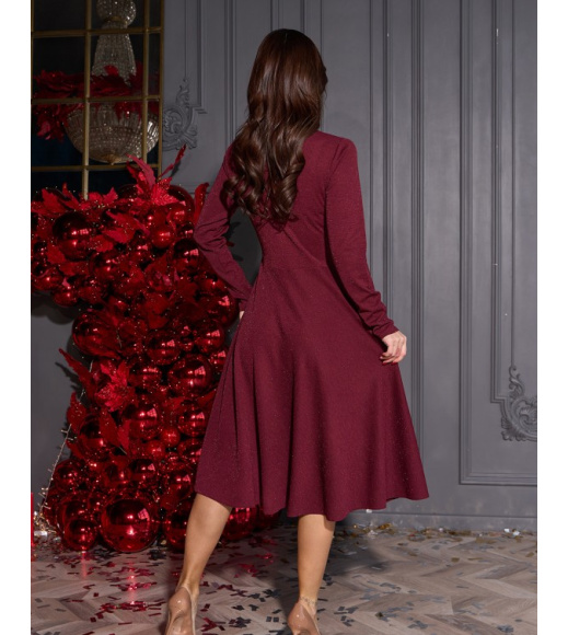 Темно-бордовое блестящее платье приталенного кроя