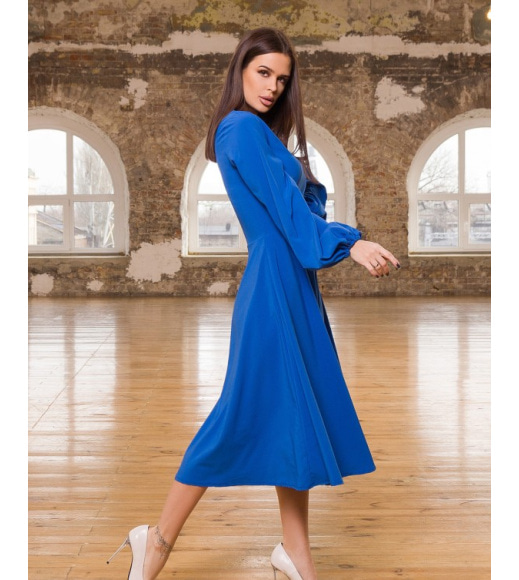 Синее расклешенное платье с длинными рукавами