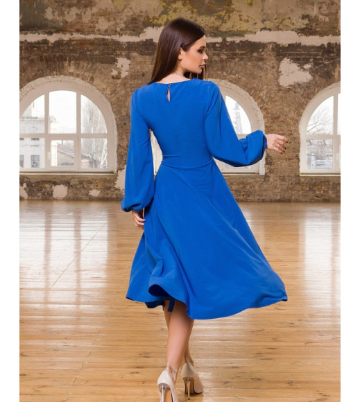 Синее расклешенное платье с длинными рукавами