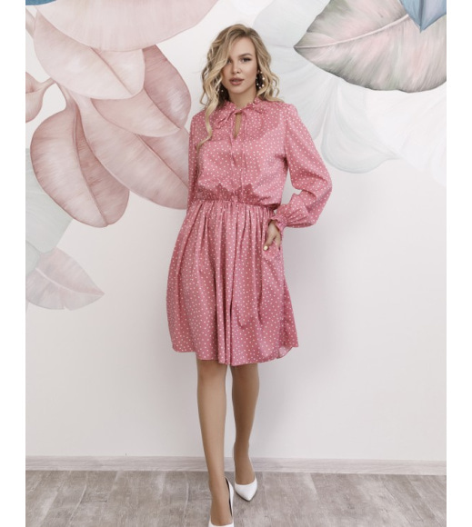 Розовое в горошек платье с рюшами