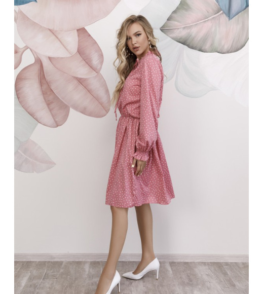 Розовое в горошек платье с рюшами