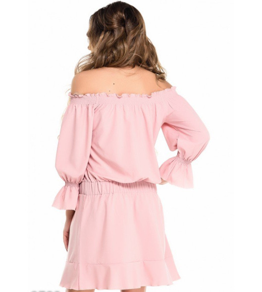 Розовое короткое платье с отрытыми плечами
