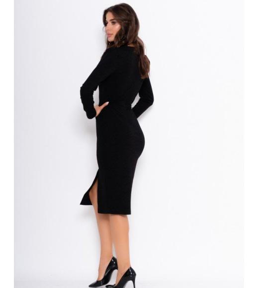 Черное фактурное платье-футляр с разрезом