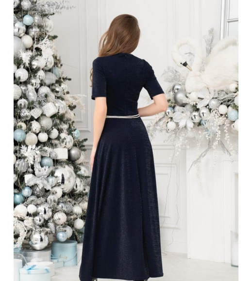 Длинное блестящее платье темно-синего цвета