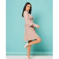 Бежевое приталенное платье с декольте