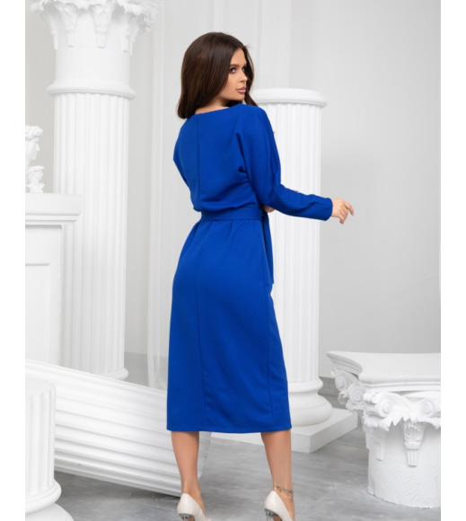 Синее платье с разрезом спереди