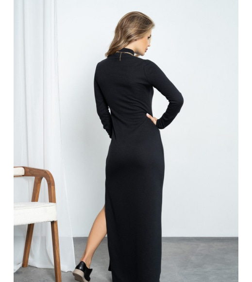 Черное длинное платье в рубчик