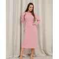 Розовое классическое платье с разрезом