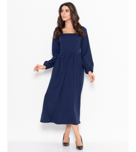 Темно-синее приталенное платье с углубленной горловиной