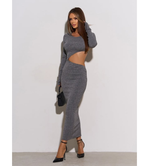 Серое облегающее платье с вырезом