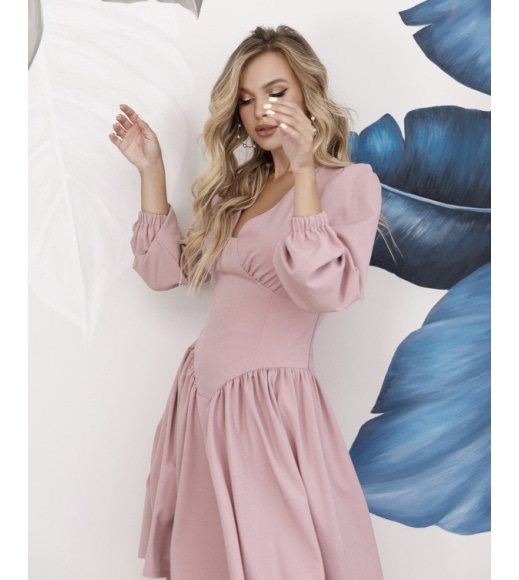 Розовое платье с оригинальной драпировкой