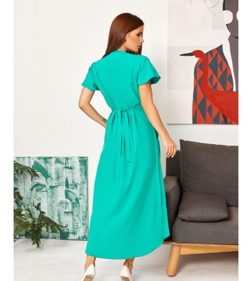 Зеленое асимметричное платье с декольте на запах