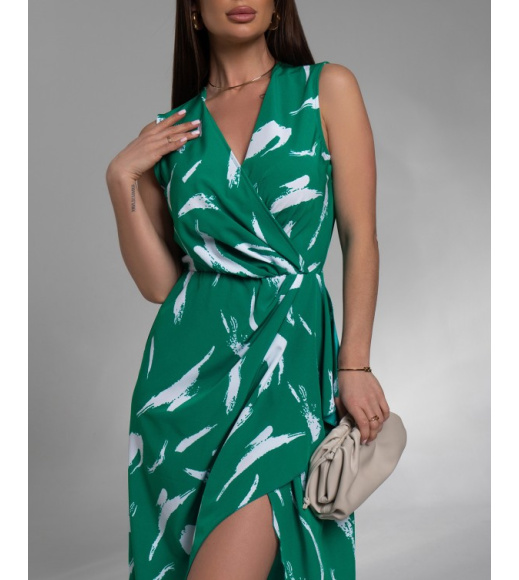 Зеленое платье на запах с принтом