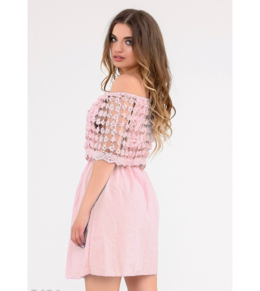 Розовое приталенное платье с широким отворотом вязаным крючком