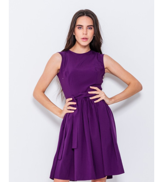 Фиолетовое офисное приталенное платье без рукавов