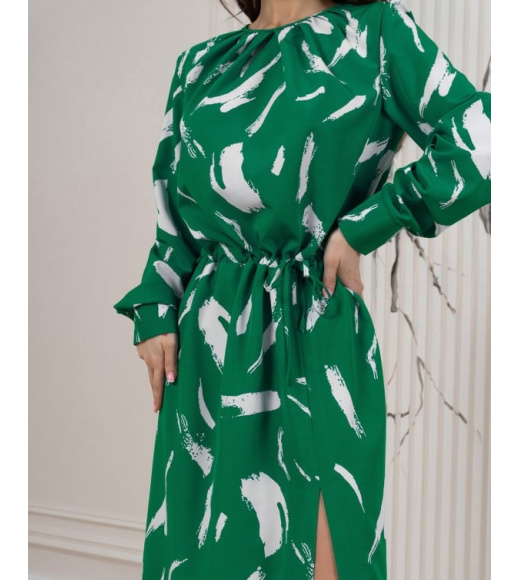 Зеленое приталенное платье с разрезом