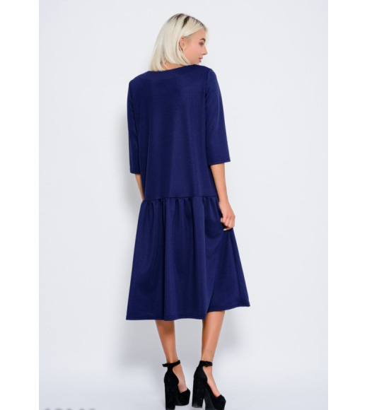 Платье синего цвета свободного кроя с широким воланом