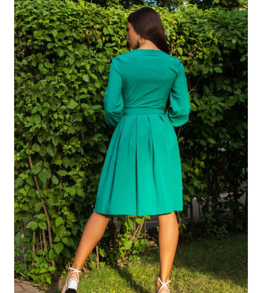 Зеленое классическое платье на запах