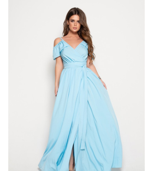 Голубое длинное платье с открытыми плечами