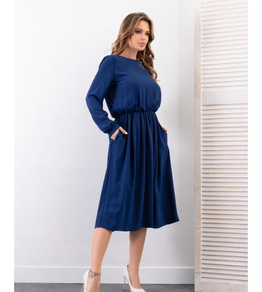 Синя приталена сукня міді довжини