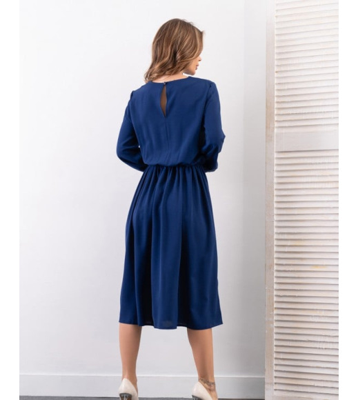 Синее приталенное платье миди длины