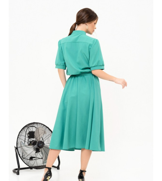 Зеленое платье-рубашка миди длины