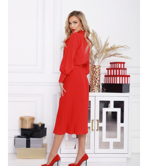 Красное платье-рубашка с плиссированным низом