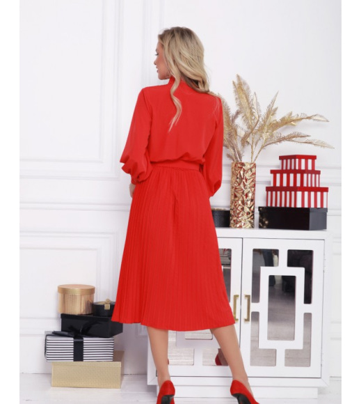 Красное платье-рубашка с плиссированным низом