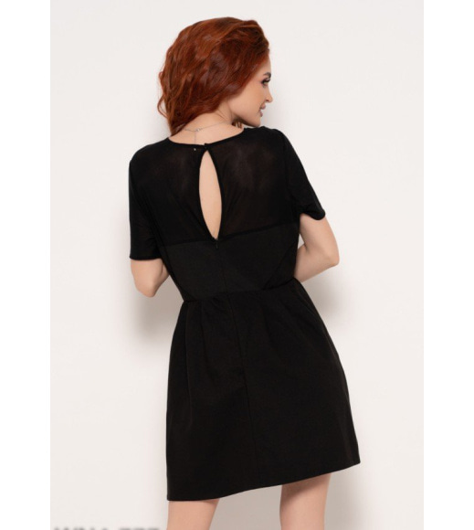 Черное приталенное платье с сетчатой вставкой