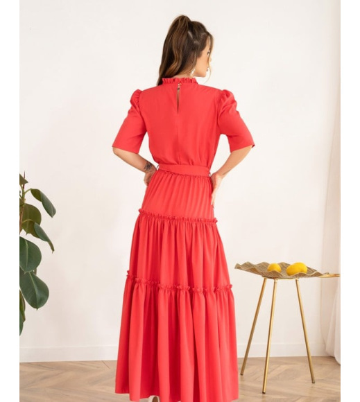 Малиновое длинное платье с рюшами