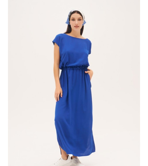 Синя сукня з фігурним вирізом на спинці